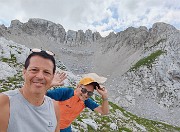 51 Sul sent. 244 oltre il passo di Corna Piana a quota (2180 m) con vista sulle rocciose pareti nord Arera